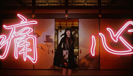 パスピエ「メーデー」のミュージックビデオのワンシーン。