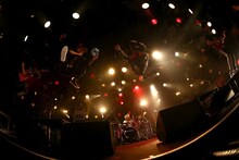 FLOW（写真提供：アミューズ）