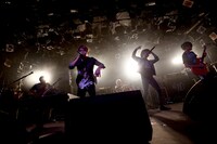 FLOW（写真提供：アミューズ）