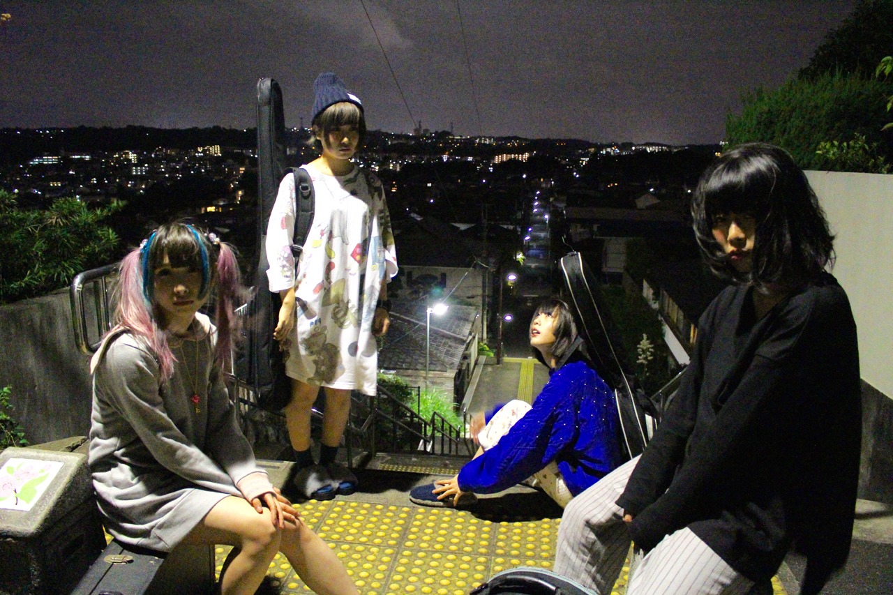 ゆるめるモ！「ナイトハイキング」MV撮影時の様子。