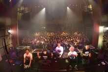 FLOWが2016年3月に京都・KYOTO MUSEで行った「女風呂」の様子。（写真提供：アミューズ）