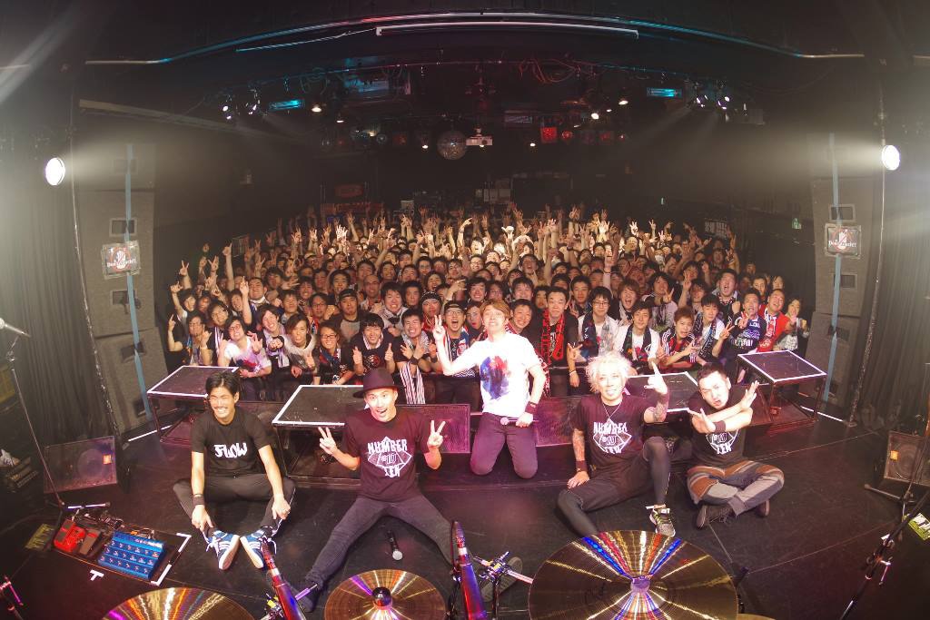 FLOWが2016年2月に埼玉・HEAVEN’S ROCKさいたま新都心VJ-3で行った「男風呂」の様子。（写真提供：アミューズ）