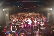 FLOWが2016年2月に埼玉・HEAVEN’S ROCKさいたま新都心VJ-3で行った「男風呂」の様子。(写真提供:アミューズ)