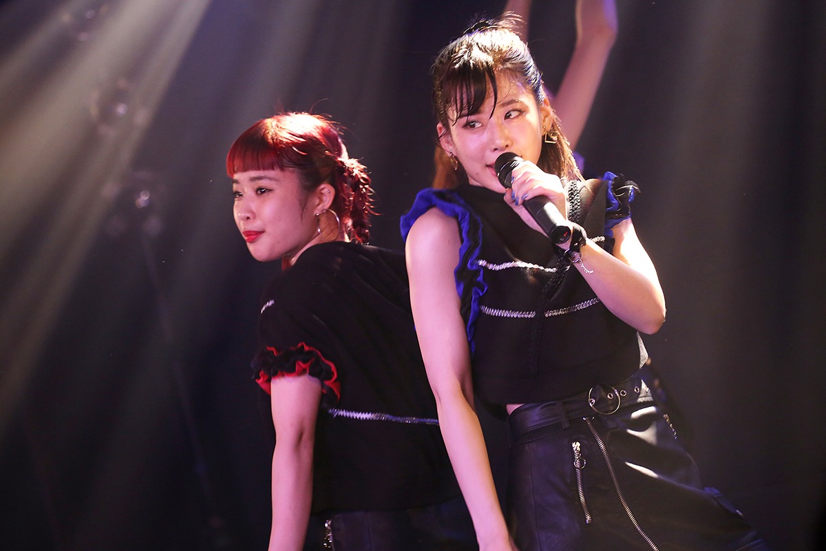 左から日向ハルと奥津マリリ。（撮影：後藤壮太郎）