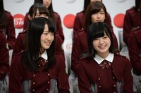 左から菅井友香、平手友梨奈（欅坂46）。