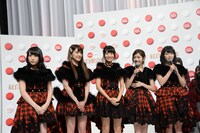 左から川本紗矢、入山杏奈、北原里英、渡辺麻友、横山由依。