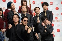 桐谷健太（下段左）とRADIO FISH。