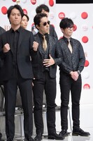 左から桐谷健太、RADIO FISH