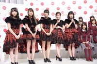 会見でサプライズ発表を行うAKB48グループの川本紗矢、入山杏奈、北原里英、渡辺麻友、横山由依（左から）と、見守る欅坂46のメンバーたち。