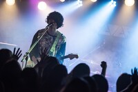 越雲龍馬（Vo, G, Syn / polly）（Photo by Daisuke Miyashita）