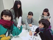 「ロジャポZINE」を持つロッカジャポニカ。