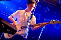 穴見真吾（B / 緑黄色社会）（撮影：安藤みゆ）