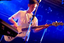 穴見真吾（B / 緑黄色社会）（撮影：安藤みゆ）