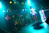 SHE IS SUMMERのライブの様子。（撮影：安藤みゆ）