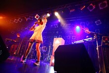 SHE IS SUMMERのステージの様子。（撮影：安藤みゆ）