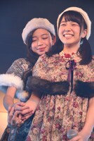 寄り添う吉田万葉（左）と神岡実希（右）。