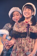 寄り添う吉田万葉（左）と神岡実希（右）。