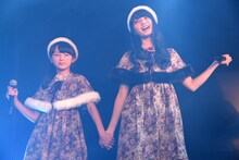 手をつなぐ井上姫月（左）と阿部かれん（右）。