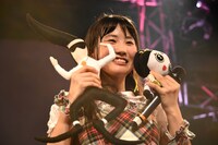 ゆるキャラを紹介する横山実郁（RYUTist）。