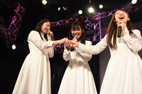 宮本茉凜（左）と南端まいな（右）のケンカを仲裁する比嘉奈菜子（中央）。