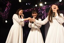 宮本茉凜（左）と南端まいな（右）のケンカを仲裁する比嘉奈菜子（中央）。