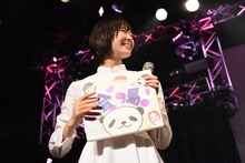 自分が描いた絵を持つ野本ゆめか（アイドルネッサンス）。