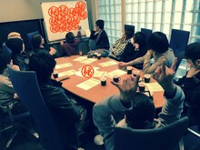 MUCCとシドによる緊急ミーティングの様子。