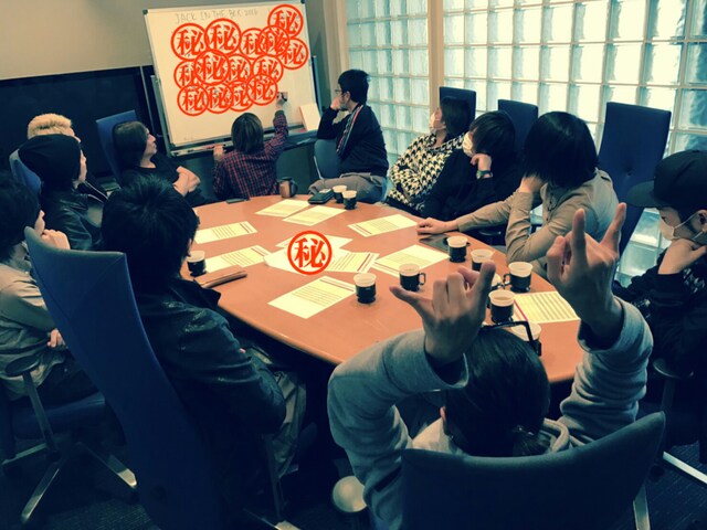 MUCCとシドによる緊急ミーティングの様子。