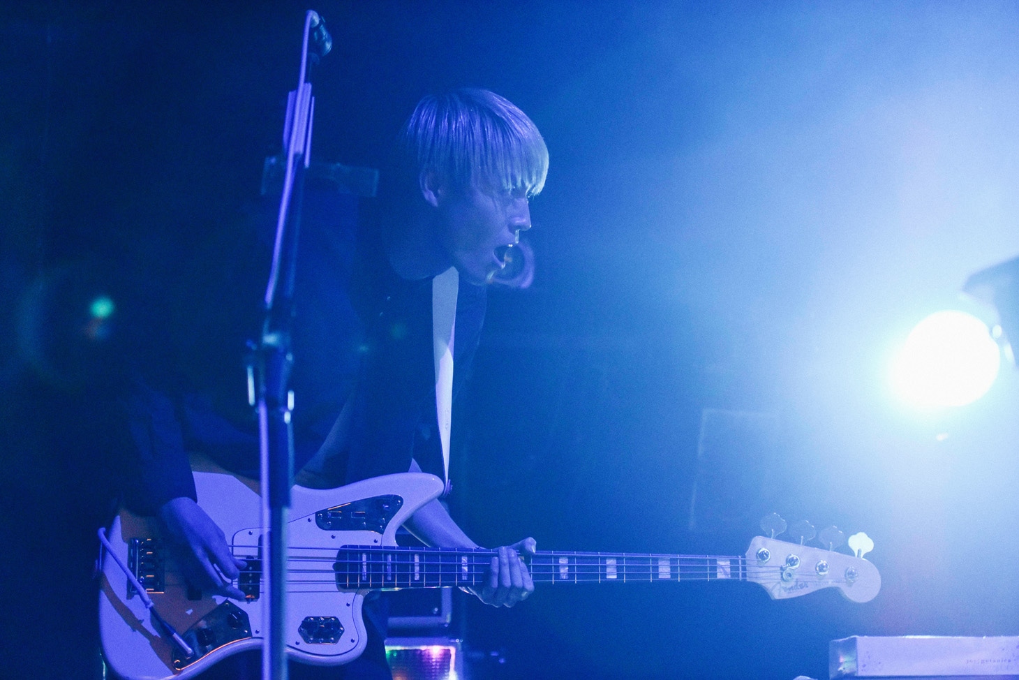 岡本伸明（B, Syn）（Photo by Yuki Kawamoto）