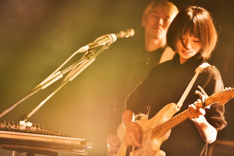江夏詩織（Vo, G, Syn）（Photo by Yuki Kawamoto）