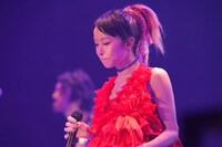 「LiVE is Smile Always～NEVER ENDiNG GLORY～」11月26日神奈川・横浜アリーナ公演の様子。（Photo by hajime kamiiisaka）