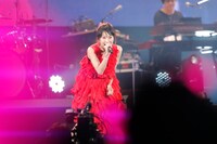 「LiVE is Smile Always～NEVER ENDiNG GLORY～」11月26日神奈川・横浜アリーナ公演の様子。（Photo by hajime kamiiisaka）