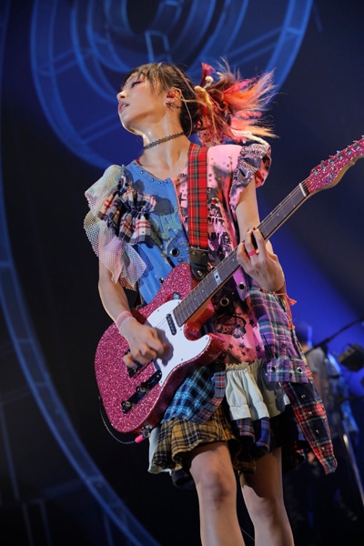 「LiVE is Smile Always～NEVER ENDiNG GLORY～」11月26日神奈川・横浜アリーナ公演の様子。（Photo by hajime kamiiisaka）