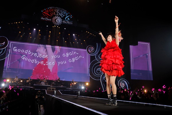「LiVE is Smile Always～NEVER ENDiNG GLORY～」11月26日神奈川・横浜アリーナ公演の様子。（Photo by hajime kamiiisaka）