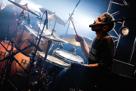 対馬祥太郎（Dr）（撮影：上飯坂一）