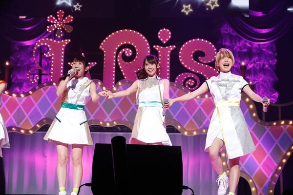 左から山北早紀、芹澤優、澁谷梓希。（撮影：柴田恵理、上山陽介）
