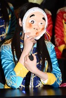 ひょっとこのお面をかぶせられた桜のどか。