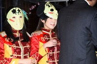 コンディションチェックを受ける仮面女子のセレブ、水沢まい（右）。