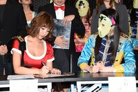 調印書にサインする明日花キララ（左）と桜のどか（右）。