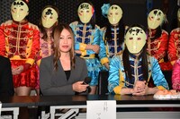 仮面女子と月村マネージャー（手前左）。