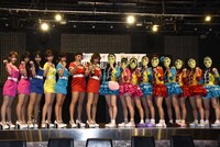 恵比寿★マスカッツと仮面女子による調印式の様子。