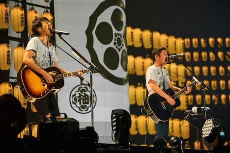 「ゆず20周年突入記念弾き語りライブ ゆずのみ」の様子。