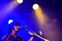 熊谷和海（G, Vo）（撮影：山本佳代子）