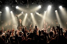 BURNOUT SYNDROMES「ヒカリアレ～未来への祈りを合図に火蓋を切る～」東京・渋谷CLUB QUATTRO公演の様子。（撮影：山本佳代子）