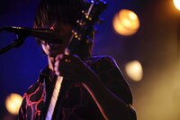 熊谷和海（G, Vo）（撮影：山本佳代子）