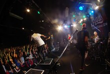 FLOW「FLOW LIMITED CIRCUIT 2016『炎ノ陣』」岩手・Club Change WAVE公演の様子。