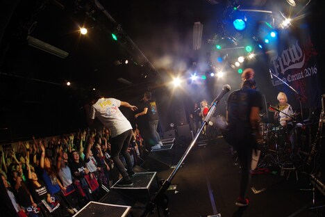 FLOW「FLOW LIMITED CIRCUIT 2016『炎ノ陣』」岩手・Club Change WAVE公演の様子。