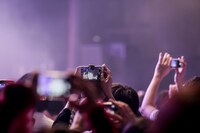 ステージを撮影するオーディエンス。（Photo by Yosuke Torii）