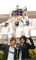 ガンダム像の前で記念撮影するGRANRODEO。（撮影：草刈雅之）(c)創通・サンライズ・MBS (c)創通・サンライズ