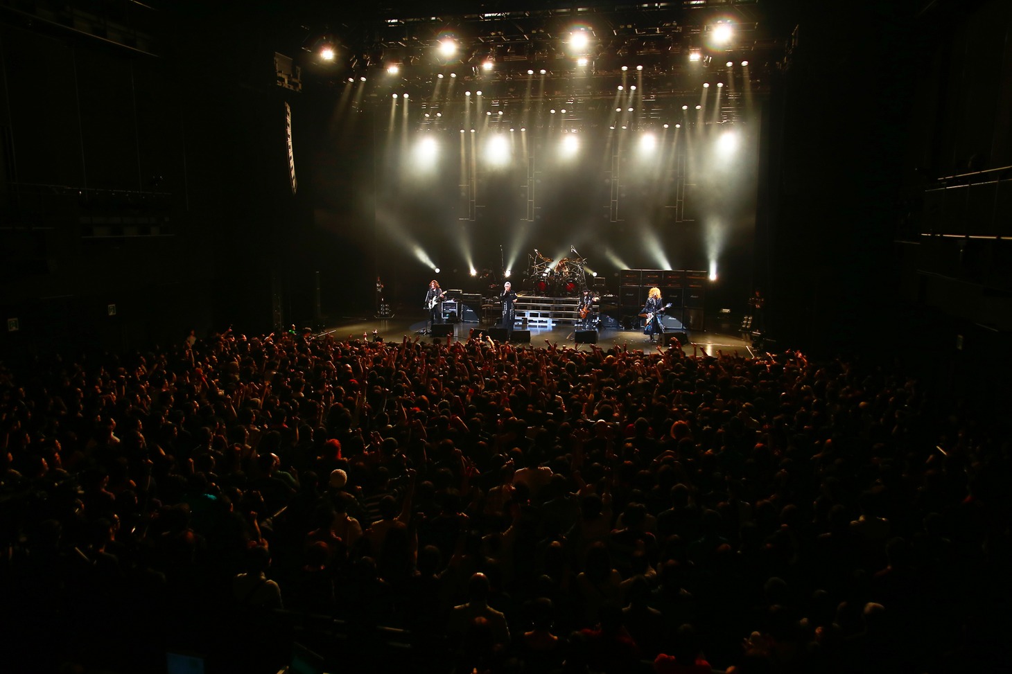 「再結成10周年 パーフェクトベストTOUR」 東京・EX THEATER ROPPONGI公演の様子。（撮影：齋藤明）